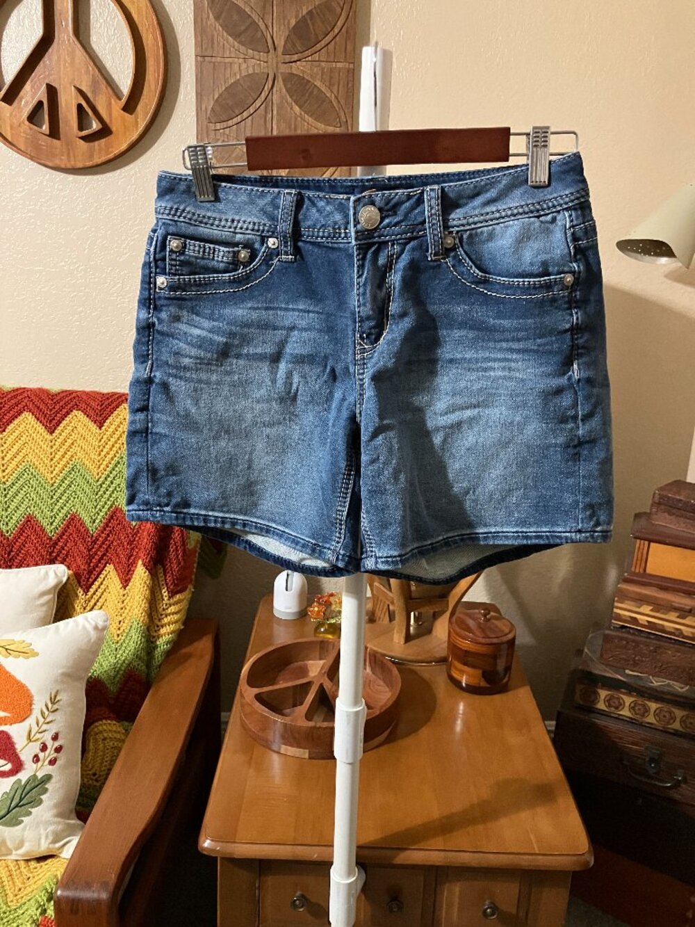 Women’s Sz. 6 Seven 7 Denim Jean Shorts Embroidered Back Pockets